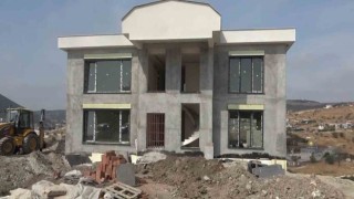 Bulduğu tüfeği kontrol ederken arkadaşını vurdu