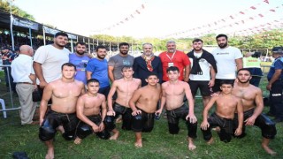 Bursa Büyükşehir Belediyesporlu güreşçiler Balıkesirden 7 madalya 2 kupayla döndü