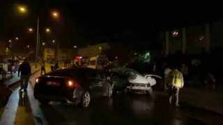 Bursada 2 araç kafa kafaya çarpıştı: 1i ağır 2 yaralı