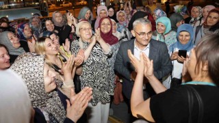 Bursaya giden kadınlar, şehre dönüşte Belediye Başkanı Alim Işık tarafından karşıladı