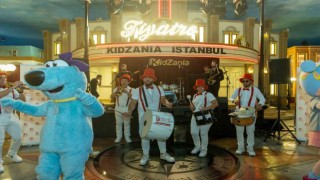 Büyükler bir geceliğine KidZaniada çocuk oldu