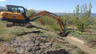 Büyükşehir sulama kanalı temizlik çalışmalarına devam ediyor