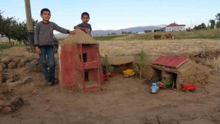 Çamurdan minyatür evler yapan çocuklar