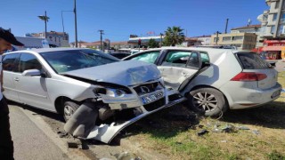 Çarpışan iki otomobil refüje savruldu: 7 yaralı