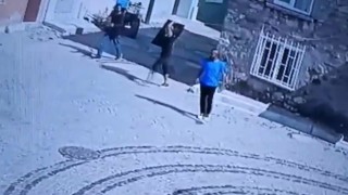 Çatalcada bir eve giren hırsızlar LCD ekran televizyonu kucaklayıp kaçtı