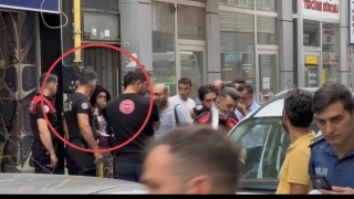 Çatıya çıkan kadın ekipleri alarma geçirdi