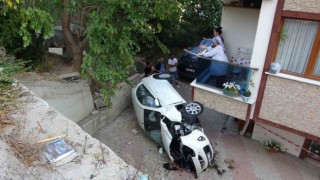 Çekmeköyde otomobilin apartman boşluğuna düştüğü kaza kamerada