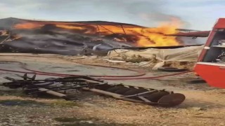 Çiftlikte bulunan yem dolu depo alev alev yandı