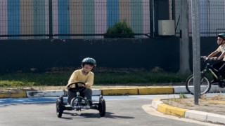 Çocuklar direksiyon başına geçti