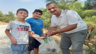 Çocuklarıyla birlikte orman yolunu temizledi