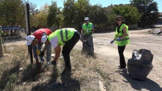 Çöp toplayıp, çevre temizliğine dikkat çektiler