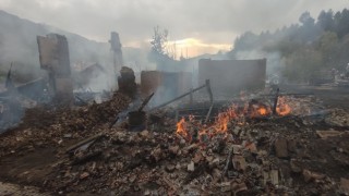 Çorumda köy yangını: 3 ev ile 6 samanlık yandı