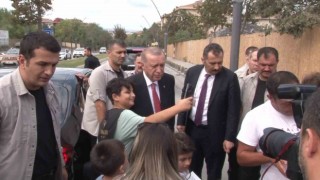 Cumhurbaşkanı Erdoğan çocuklara oyuncak ve harçlık verdi