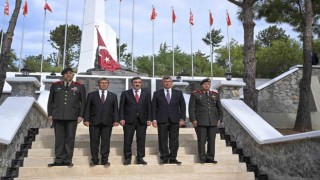 Cumhurbaşkanı Yardımcısı Yılmaz, Boğaz Şehitliğini ziyaret etti