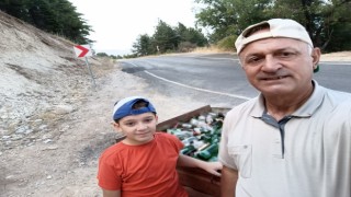Dağ yolu ve etrafına atılan alkol şişelerini topladılar