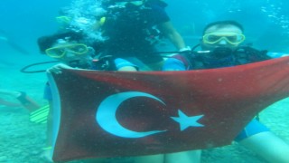 Dalgıçlık eğitimi alan Muğlalı çift denizin 40 metre derinliğinde Türk bayrağı açtı