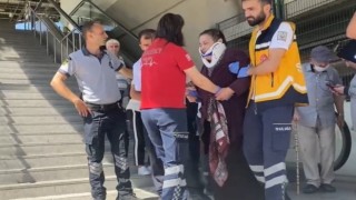 Dengesini kaybeden kadın yürüyen merdivenden düştü
