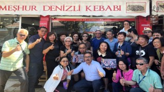 Denizli kebabını elle yiyen turistlerden gülümseten yorumlar