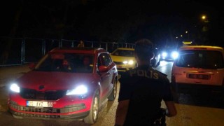 Denizlide denetimden kaçmak isterken başka araca çarpan lüks otomobil, ekiplerce durduruldu