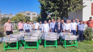 Deprem bölgesindeki çiftçilere üzüm sıkacağı makinesi dağıtıldı