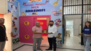 Depremde kaybettiği çocuklarının anısına sınıfını yeniletti