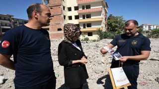 Depremde yıkılan binanın enkazında bulunan eşyaların teslim edildiği genç kadın duygusal anlar yaşadı