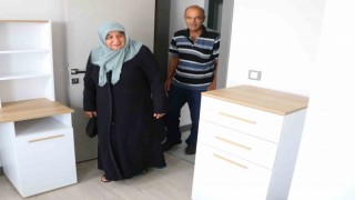 Depremzede aile, afet konutlarındaki örnek daireyi gezdi