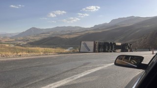 Devrilen tırdan sürücüsü yara almadan kurtuldu