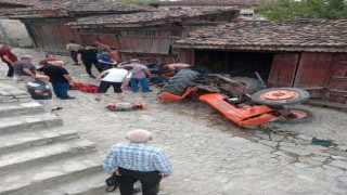 Devrilen traktörün altında kalan sürücü hastanede öldü