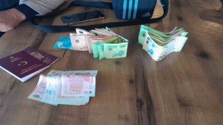 Dinlenme tesisinde unutulan içinde döviz bulunan çantayı polise teslim etti