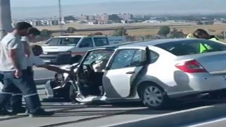 Direksiyon hakimiyetini kaybeden sürücü tramvay yolundaki direğe çarptı