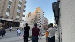 Diyarbakırda ağır hasarlı bina yıkım esnasında çöktü