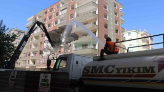 Diyarbakırda ağır hasarlı binaların yıkım çalışmaları devam ediyor