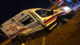 Diyarbakırda ambulans ile belediye otobüsü çarpıştı: 3 yaralı