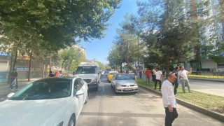 Diyarbakırda çöken binadan oluşan toz bulutu araç trafiği oluşturdu