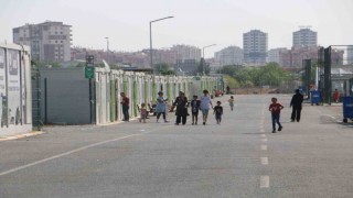Diyarbakırda konteyner kentte kalan 540 öğrenci servislerle okullarına götürülüyor