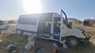 Diyarbakırda minibüs ile traktör çarpıştı: 2si ağır 20 yaralı