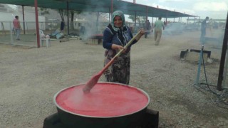 Domatesler kışlık salça için kaynadı