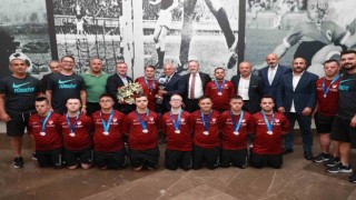 Down Sendromlular Milli Takımı, Avrupa kupasını Başkan Büyükekşiye getirdi