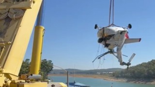 Düşen helikopterin enkazı kıyıya çıkartıldı