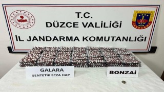 Düzcede bir araçtan 4 bin 102 adet uyuşturucu hap çıktı