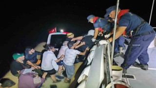 Düzensiz göçmenler bot arızalınca yardım istediler