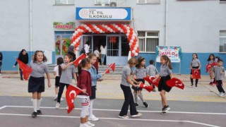 Edirnede İlk ders zili çaldı, okullar çocuk sesleriyle şenlendi