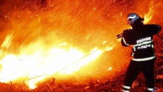 Edirnede otluk alanda yangın: Alevler geceyi aydınlattı