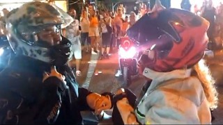 Edremitte motor tutkunu genç, kız arkadaşına meydanda evlilik teklif etti