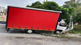 El freni çekilmeyen kamyon direğe çarparak durabildi