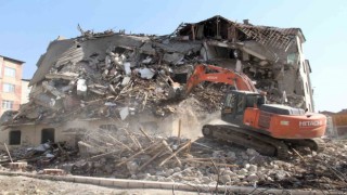 Elazığda ağır hasarlı binaların yıkımı devam ediyor