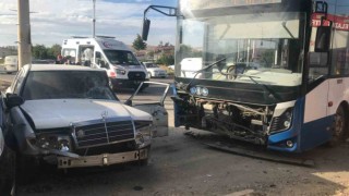 Elazığda otobüs 2 otomobile çarptı: 5 yaralı