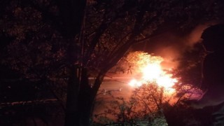 Elazığda tırın dorsesi alev alev yandı, patlama sesleri korkuttu