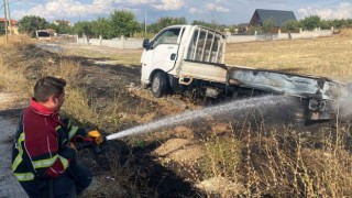 Elektrik direğine çarpan araç alev alev yandı